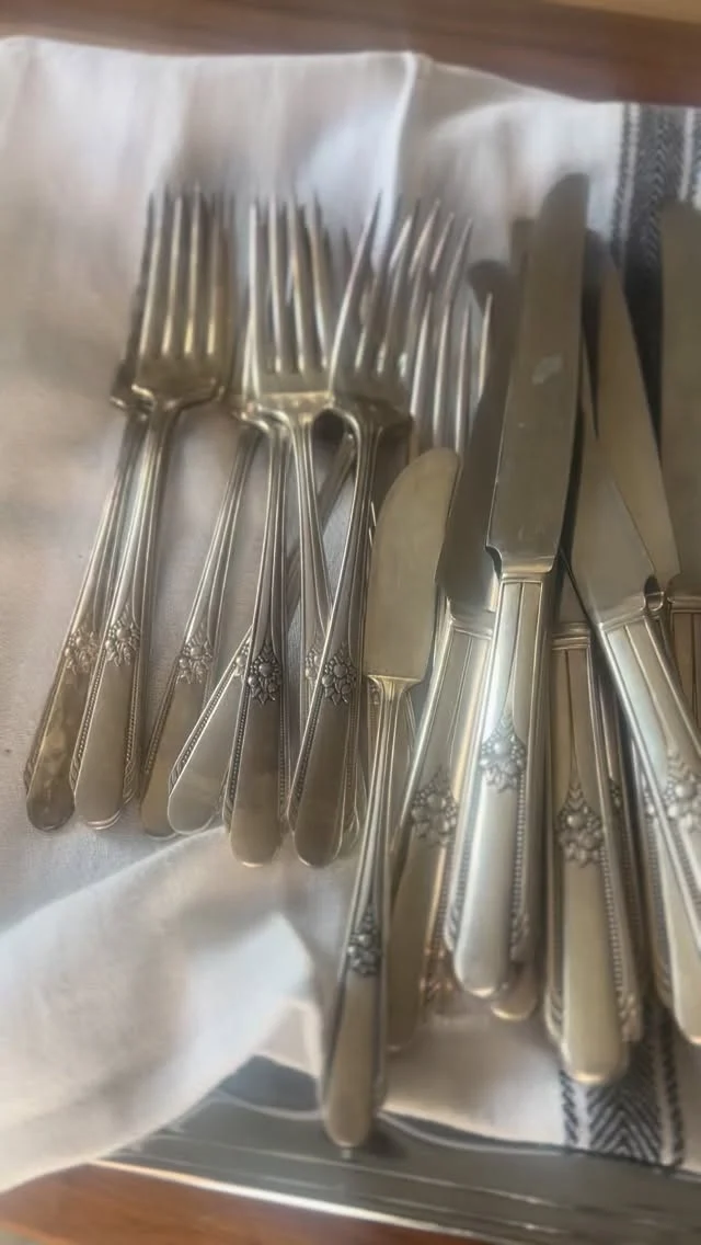 Here’s a good Saturday project to prep for Thanksgiving: give your sterling silver a little splish splash! 🫧

I’ve done this a few times to brighten up the vintage silverware we use and am always pleasantly surprised how well it works! 🍴☀️